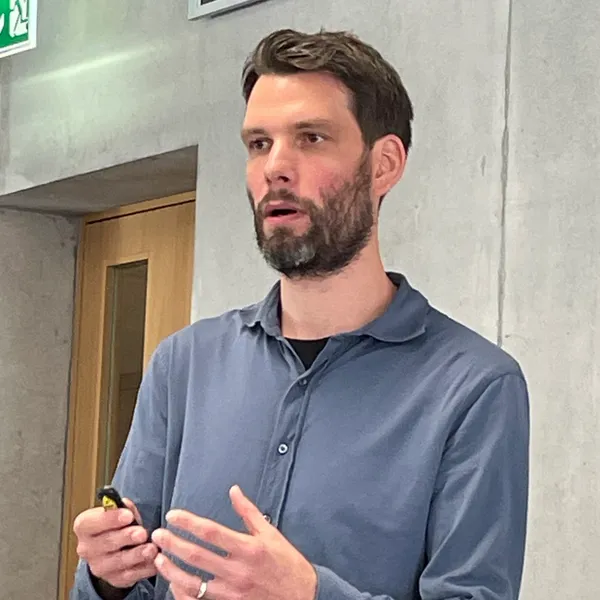 Benjamin Freisberg bei einem Referat