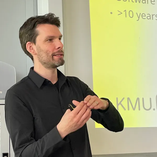 Benjamin Freisberg bei einem Referat