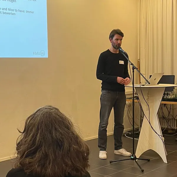 Benjamin Freisberg bei einem Referat