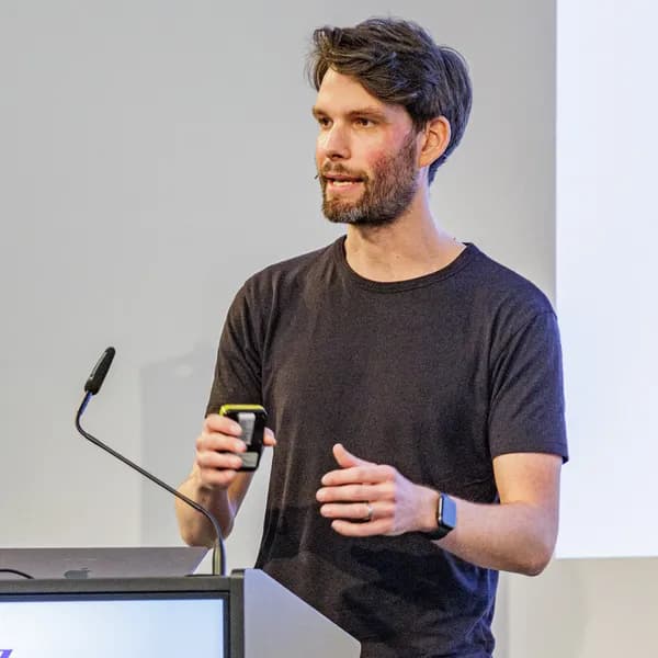 Benjamin Freisberg bei einem Referat